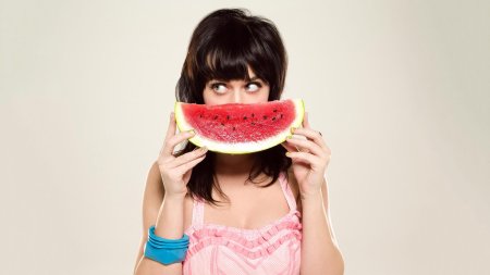 Девушка с арбузами