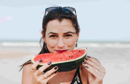 Девушка с арбузами