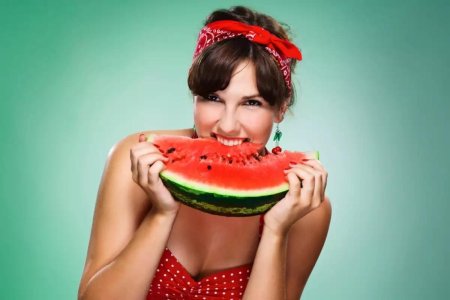 Девушка с арбузами