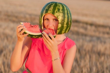 Девушка с арбузами