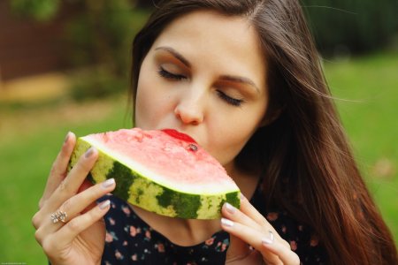 Девушка с арбузами