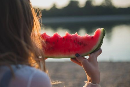 Девушка с арбузами