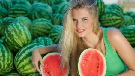 Девушка с арбузами
