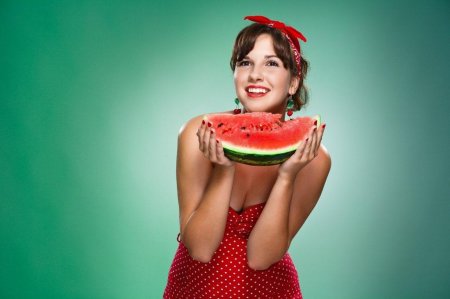 Девушка с арбузами