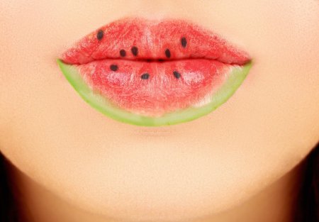 Губы с фруктами