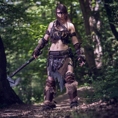 Косплей воительница викинг