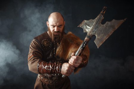 Викинг с топорами