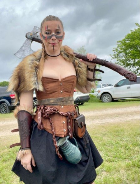 Женщина викинг с топором