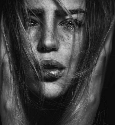 Плачет девушка