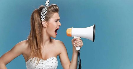 Девушка с громкоговорителем