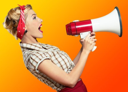 Девушка с рупором