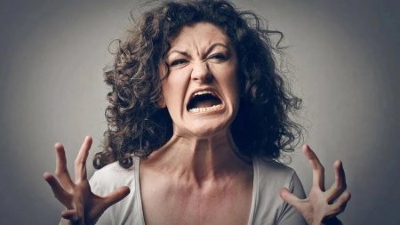Агрессивная женщина