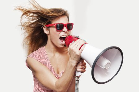 Девушка с громкоговорителем