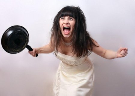 Баба со сковородой