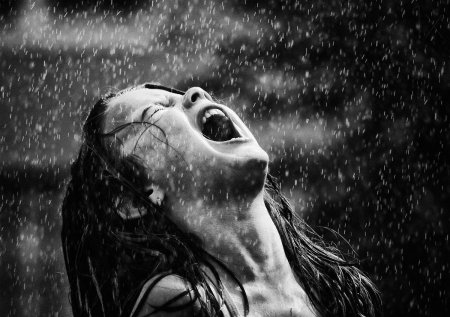 Крик под дождем девушки