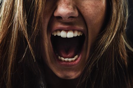 Кричащая девушка