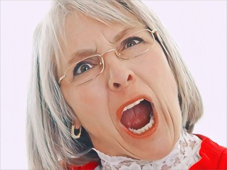 Испуганная пожилая женщина