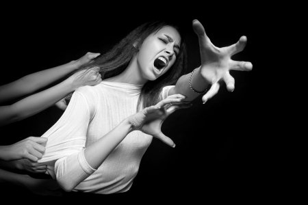 Девушка тянется