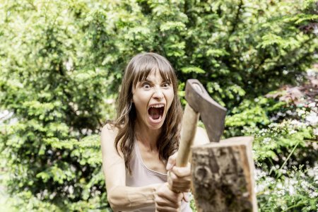 Девушка с топором