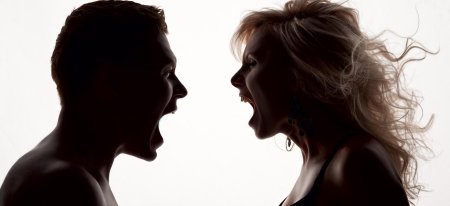 Люди кричат друг на друга