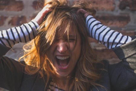 Кричащая девушка
