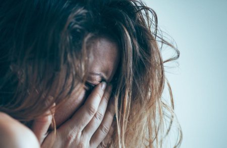 Красивая девушка плачет