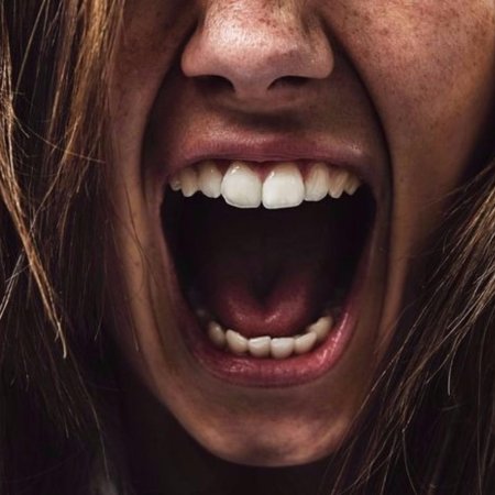 Кричащая девушка
