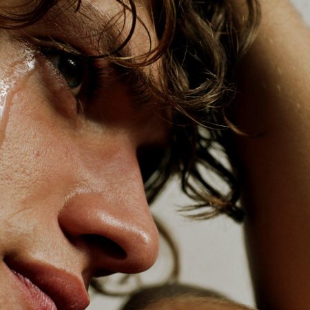 Парень плачет