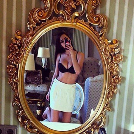 Девушка в белье зеркале