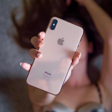 Айфон 11 в руках