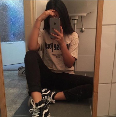 Девушка в зеркале без лица