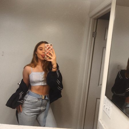 Селфи в зеркале девушка