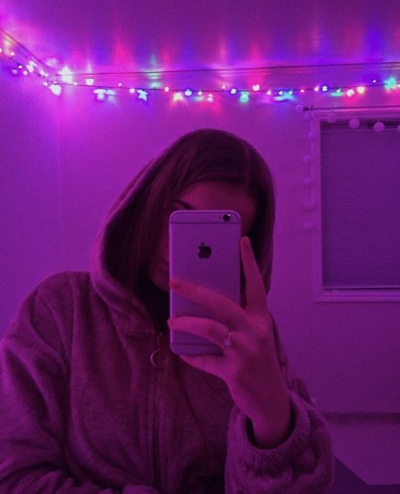 Девушка с айфоном в зеркале