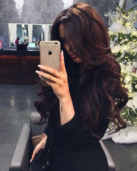 Селфи брюнеток с длинными волосами