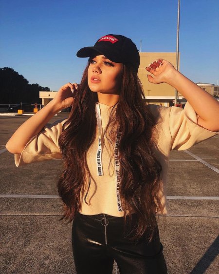 Девушка в кепке