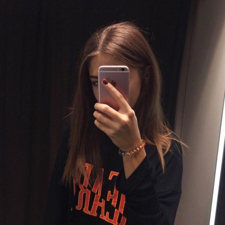 Девушки с айфоном