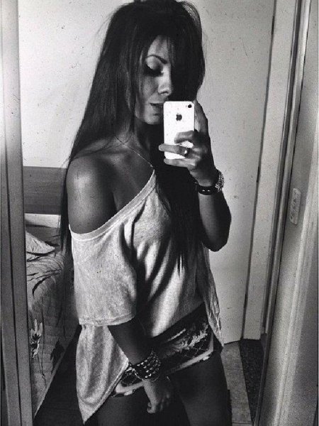 Брюнетка селфи