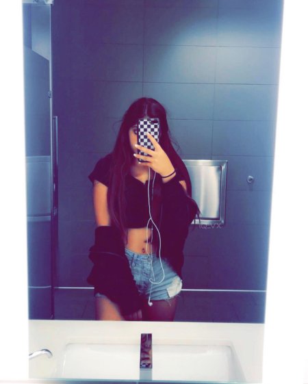 Девушка в зеркале без лица