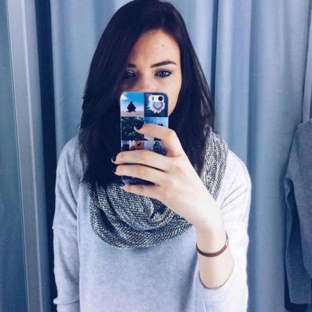 Девушки с айфоном