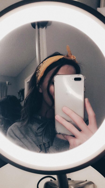 Девушка фоткается в зеркале