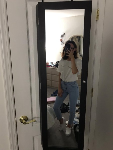 Селфи девушек в зеркале без лица