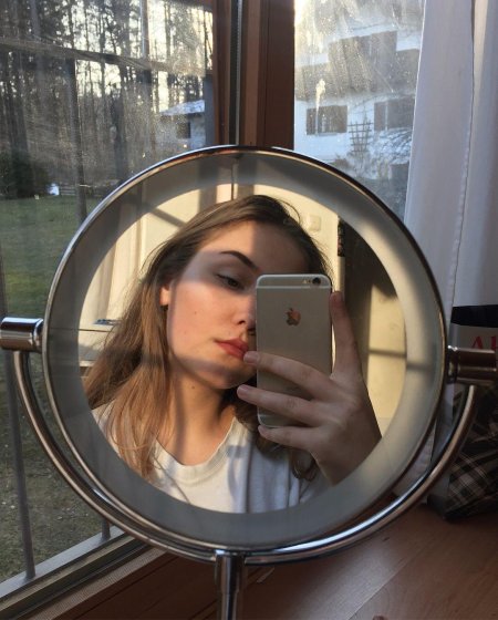 Девушки фотоются в зеркале