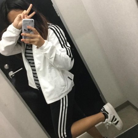 Девушка в спортивном костюме без лица