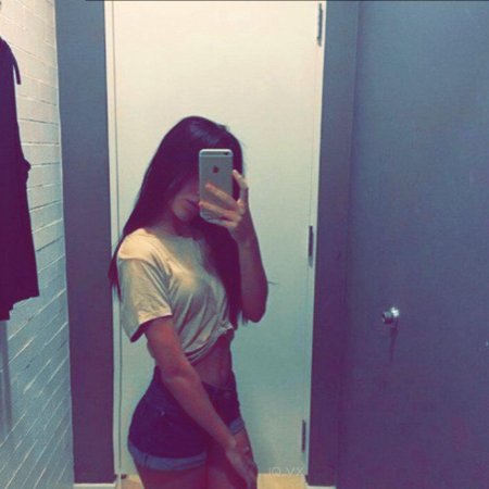 Девушка селфи в зеркале