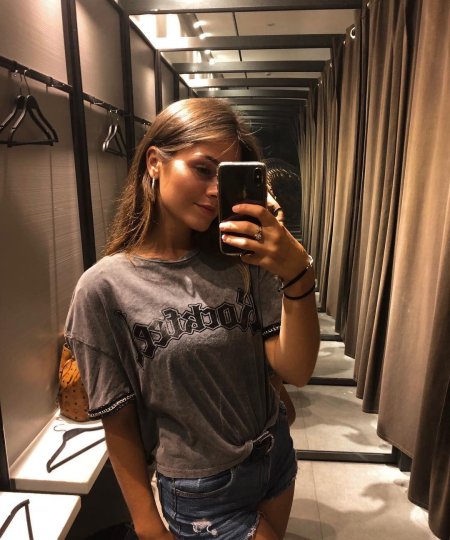 Девушка с айфоном