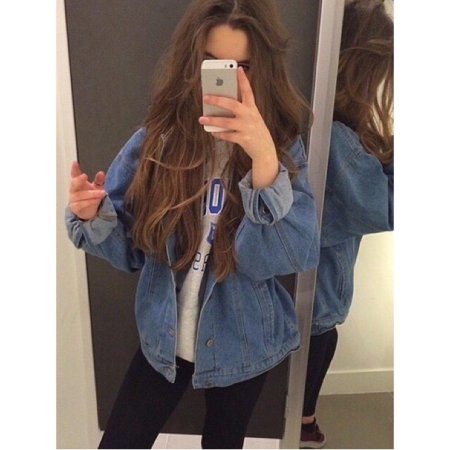 Девушка с айфоном