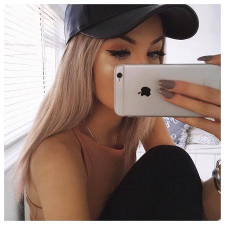 Девочка с айфоном