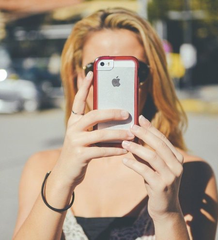 Фотографирует на телефон