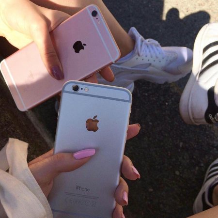 Девушка с айфоном