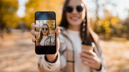 Фотографирует на телефон